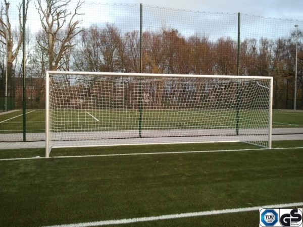 Fußballtore in Bodenhülsen aus Aluminium, eckverschweißt mit Netzbügel, 7,32x2,44m