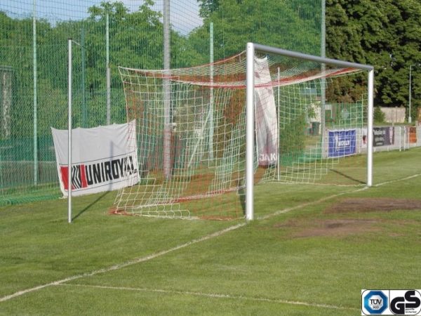 Fußballtore in Bodenhülsen aus Aluminium, eckverschweißt mit freier Netzaufhängung, 7,32x2,44m